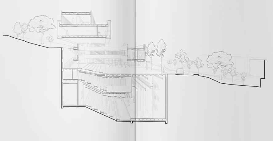 Corte arquitectónico longitudinal de un edificio público implantado en ladera, con auditorio y plataformas escalonadas